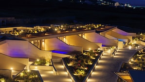 Un hôtel moderne doté d’une architecture originale, avec plusieurs niveaux et des terrasses extérieures.