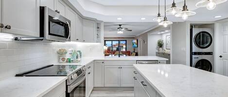 Kühlschrank, Ofen, Herdplatte, Geschirrspüler