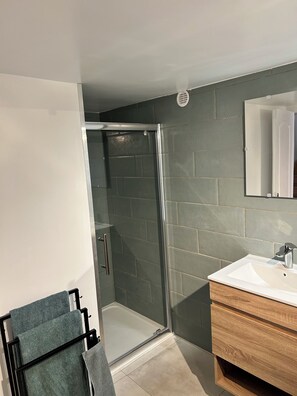 Shower, hair dryer, towels, soap - Demeure La CLORIERA (Sainte-Mondane)