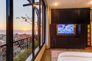 5 bedrooms, desk, iron/ironing board, free WiFi