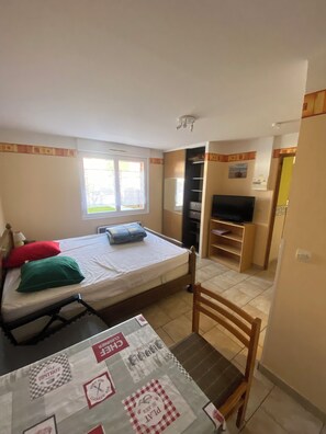 Iron/ironing board, WiFi, bed sheets
