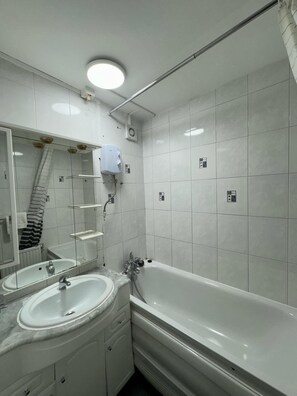 Sèche-cheveux, bidet, serviettes fournies, savon