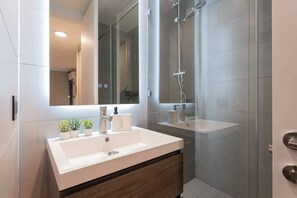 Shower, hair dryer, towels - Sleek 1BR Flat | Presidente Riesco Premier Living (Las Condes)
