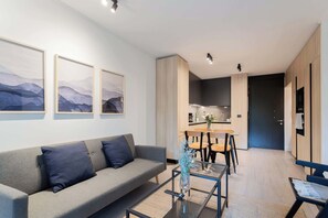 TV, offices - Sleek 1BR Flat | Presidente Riesco Premier Living (Las Condes)