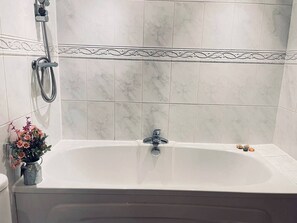 Shower, towels - Cozy Manchester Apartment With 2 Bedrooms (Wigan)