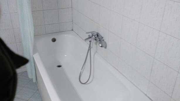 A bathroom with a bathtub, a shower, and a toilet. - Center Apartment-sleeps5-balcony-live Neighborhood (Thessaloniki)