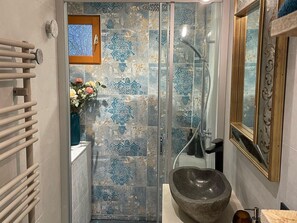 Secador de cabelo, toalhas de banho