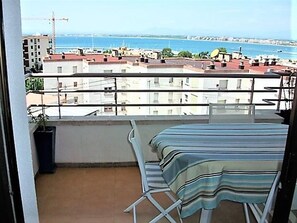 Outdoor dining - Apartment with garage, stunning views - 6 guests (Roses)