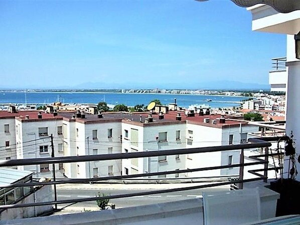 Property grounds - Apartment with garage, stunning views - 6 guests (Roses)