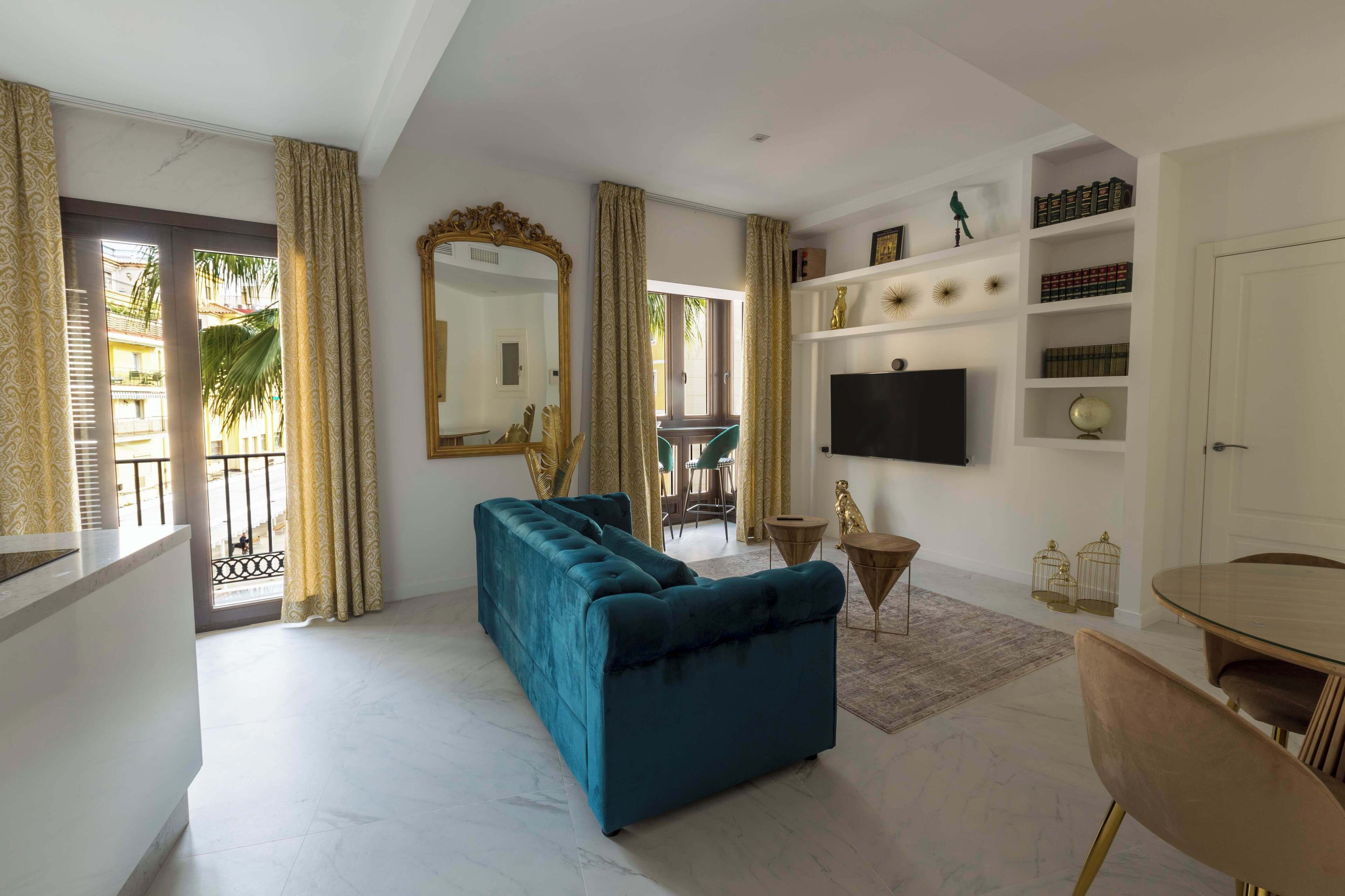 Deluxe-Apartment, Balkon, Stadtblick | Wohnbereich | Fernseher