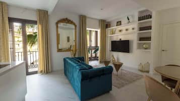 Deluxe appartement, balkon, uitzicht op stad | Woonruimte | Een televisie