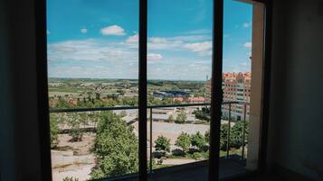 Habitación Deluxe doble, vistas a la ciudad | Escritorio, espacio para trabajar con un portátil, wifi gratis