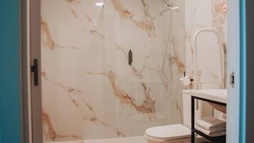 Habitación doble superior | Baño | Toallas, jabón, shampoo, papel de baño