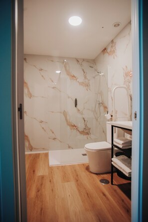 Superior Double Room | Bathroom | Towels, soap, shampoo, toilet paper - Polotel (Valladolid)