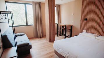 Deluxe tweepersoonskamer, uitzicht op stad | Een bureau, een laptopwerkplek, gratis wifi