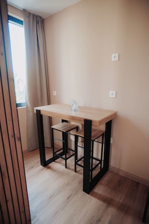 Double Room | Meja, ruang kerja komputer riba, Wi-fi percuma