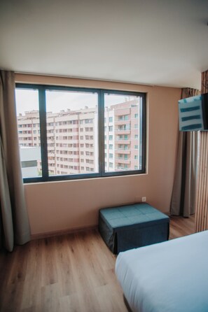 Meja, ruang kerja komputer riba, Wi-fi percuma