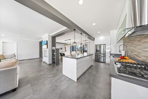 Fridge, microwave, oven, stovetop - Modern 3BR - 1 Min to Beach, Pool, Prime location! (Noord)