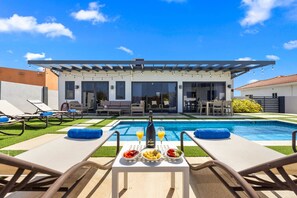 Pool - Modern 3BR - 1 Min to Beach, Pool, Prime location! (Noord)