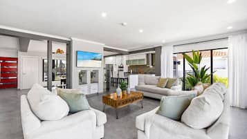 Smart-TV, Stereoanlage, Arbeitsbereiche