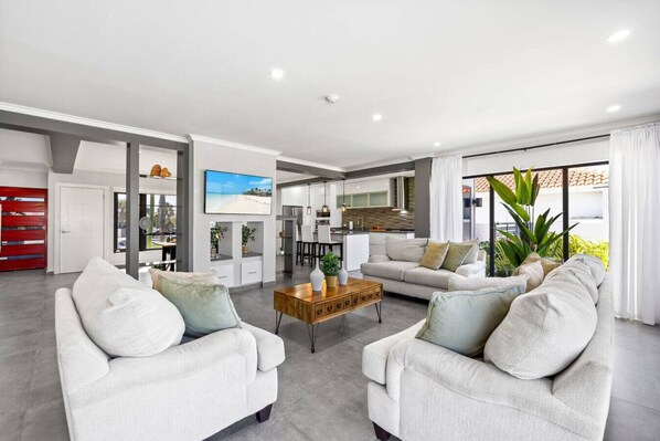 Smart TV, stereo, offices - Modern 3BR - 1 Min to Beach, Pool, Prime location! (Noord)