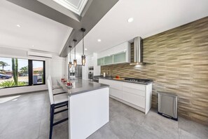 Geladeira, micro-ondas, fogão, cooktop