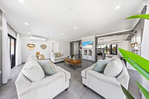 Smart TV, stereo, offices - Modern 3BR - 1 Min to Beach, Pool, Prime location! (Noord)