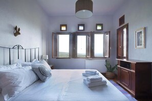 2 عدّة غرف نوم ومكواة/لوح كي وواي فاي وملاءات أسرّة