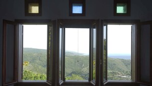 A room with three open windows offering a view of a mountainous landscape. - Stay Horizon #P1, Milies (Pelio)