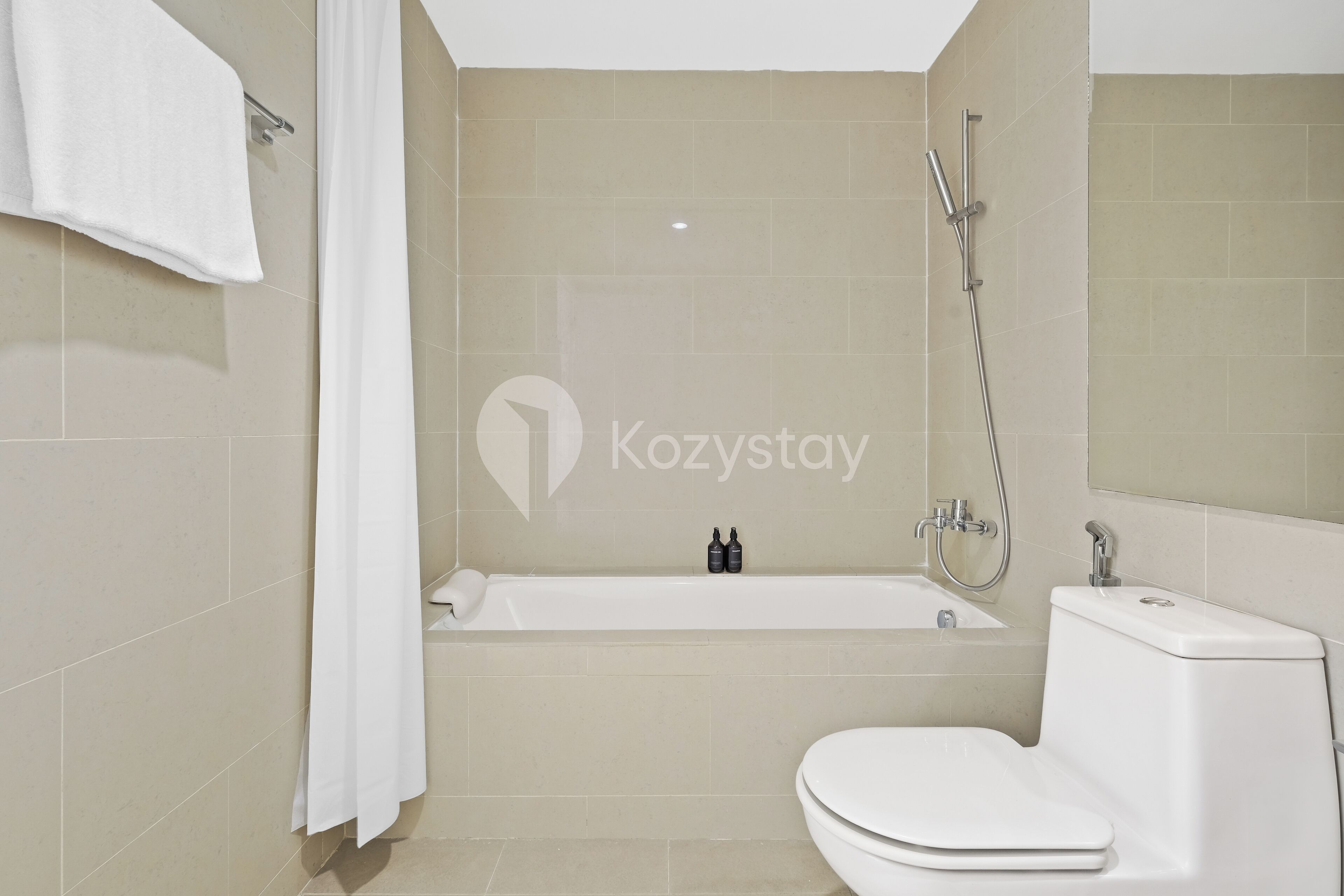 Un baño moderno con bañera, inodoro y ducha.