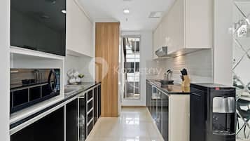 Appartement, 3 slaapkamers, uitzicht op de stad | Privékeuken | Een koelkast met diepvriezer, een microgolfoven, een kookplaat