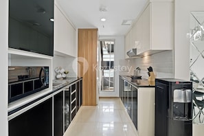 Apartment, 3 Bedrooms, City View | Dapur peribadi | Peti sejuk/penyejuk beku saiz penuh, ketuhar gelombang mikro, dapur