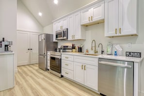 Fridge, microwave, dishwasher, coffee/tea maker - Twin Peaks, Unit 1, Hot Tub,$560 FREE Tickets each paid day (Sevierville)