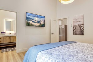 1 bedroom, iron/ironing board, free WiFi, bed sheets - Twin Peaks, Unit 2. Hot Tub, $560 Tickets each paid day (Sevierville)