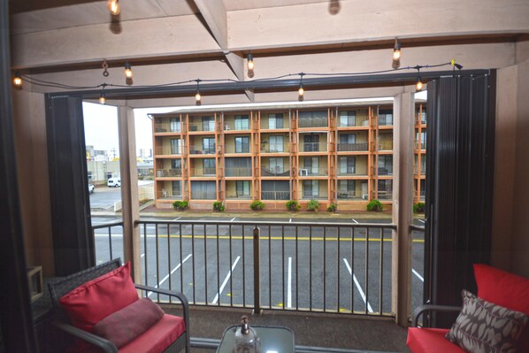 Interior - Beautiful 1 BD with outdoor pool and steps to the famous Ocean City Boardwalk. (Ocean City)