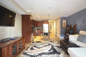 TV - Beautiful 1 BD with outdoor pool and steps to the famous Ocean City Boardwalk. (Ocean City)