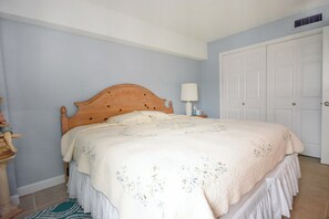 1 bedroom, WiFi, bed sheets - Cute, ocean block, 1 bedroom condo located uptown and just a few steps away from the beach! (Ocean City)