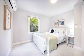 3 Schlafzimmer, Schreibtisch, Bügeleisen/Bügelbrett, Reisekinderbett