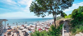  1-bedroom apartment with sea view, located on the first line.