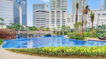 Una piscina al aire libre