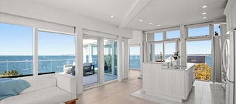 Waterfront, Hot Tub, Sauna, Private Beach!
