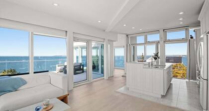 Waterfront, Hot Tub, Sauna, Private Beach!