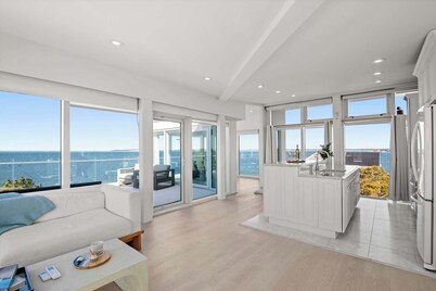 Waterfront, Hot Tub, Sauna, Private Beach!