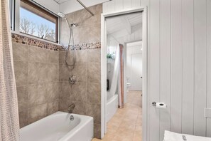 Douche, séchoir à cheveux, serviettes fournies, shampooing