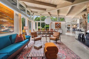 Télévision, jeux vidéo, baby-foot, espaces bureaux