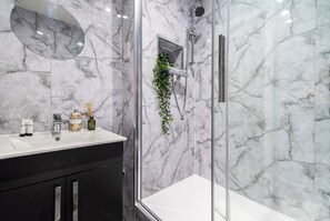 Ducha, artículos de tocador gratuitos, toallas, jabón