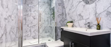 Regadera, amenidades de baño gratuitas, toallas, jabón