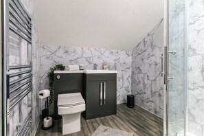 Shower, free toiletries, towels, soap - Chapel Street Apartments (Long Eaton)