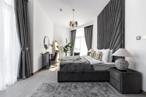 Luxury Apartment, 2 Bedrooms, Partial Sea View | 2 bilik tidur, meja, ruang kerja komputer riba 