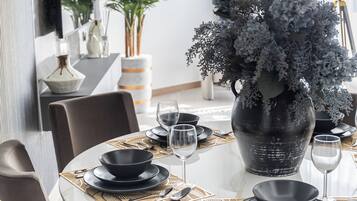 Luxury-Apartment, 2 Schlafzimmer, eingeschränkter Meerblick | Essbereich im Zimmer
